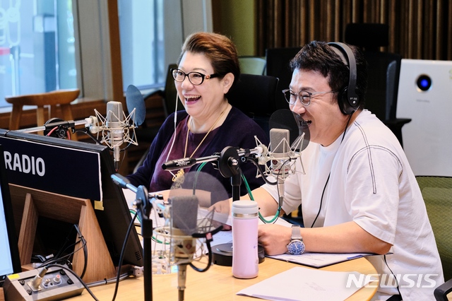 【서울=뉴시스】 MBC 라디오 '여성시대 양희은, 서경석입니다'에서 문재인 대통령과 전화 통화하는 가수 양희은과 개그맨 서경석