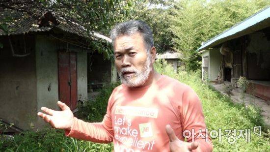 28년째 말벌집 제거작업을 해온 심마니 박성용(59) 씨는 최근 말벌집 제보 중 등검은말벌이 늘고 있다며 이로 인한 양봉농가와 민간의 피해가 염려된다고 우려했다. 사진 = 김현우 PD