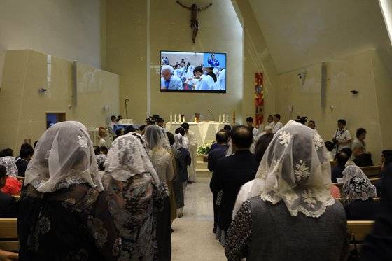 서울 마장동 에파타 성당에서 미사를 드리는 모습. 제대 왼쪽 벽면은 직선, 오른쪽 벽면은 사선 모양이다. 일반인(직선)과 청각장애인(사선)의 조화와 일치를 뜻한다. [사진 에파타성당]