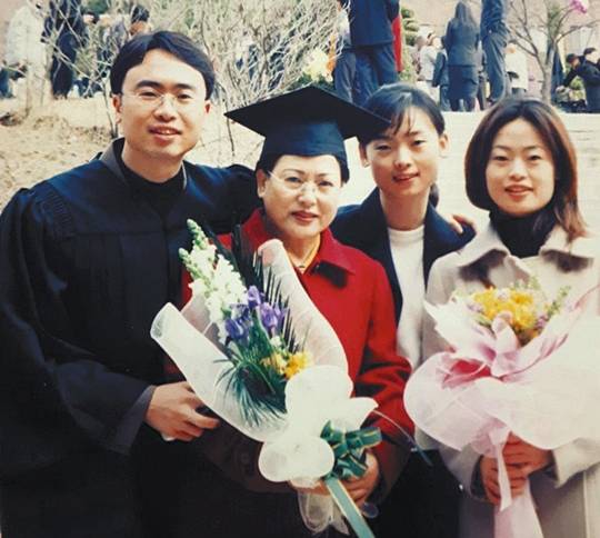 안호성 울산온양순복음교회 목사가 2002년 2월 충북대 졸업식에서 어머니, 여동생, 누나(왼쪽부터)와 함께 기념사진을 촬영했다.