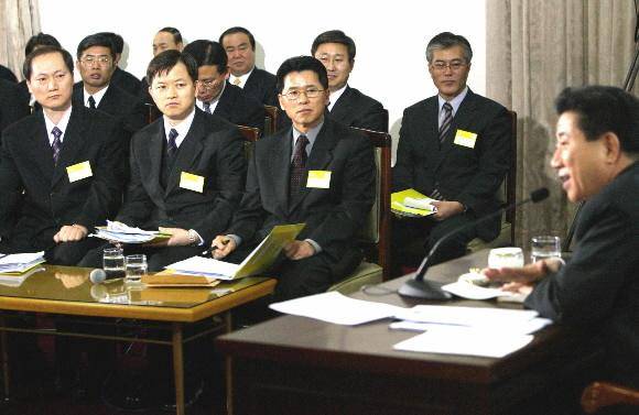 노무현 대통령, 검사들과의 대화 - 노무현 대통령이 9일 오후 정부종합청사에서 전국 평검사들과의 대화를 진행하고 있다.서울신문 포토라이브러리