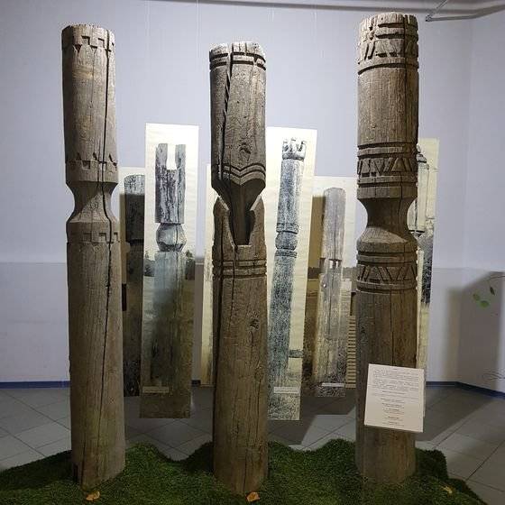야쿠트 박물관에 전시된 야쿠트 전통 장승. 한국의 마을어귀 장승과 흡사하다. [사진 한국해양수산개발원]