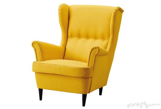 옐로와 오렌지 등의 과감한 컬러에 쉽게 도전해볼 수 있는 방법은 1인용 암체어 같은 소품이나 가구를 활용하는 것. 이케아.