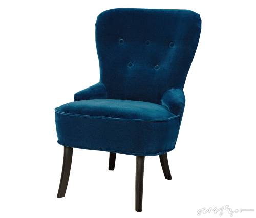 딥 블루 컬러와 벨벳 소재가 만나면 따뜻하면서도 고급스러운 느낌을 준다. 이케아.