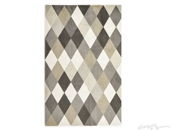 그레이 컬러를 톤온톤으로 매치한 센스가 돋보이는 러그. 자라홈.