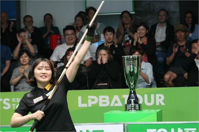 '이겼다' 강지은이 13일 밤 열린 'TS샴푸 LPBA 챔피언십' 4차 대회 결승에서 마지막 5세트 우승샷을 성공시킨 뒤 큐를 들며 기뻐하고 있다.(사진=PBA)