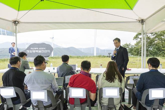 신정식 한국남부발전 사장이 지난 6일 강원도 정선군 함백산 내 정암풍력발전단지에서 기자들에게 이곳 현황을 설명하고 있다. 한국남부발전 제공
