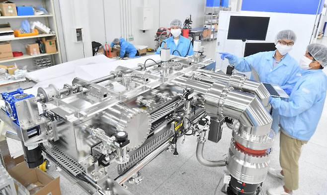 경기도 화성시 동탄산단에 위치한 EUV 장비 기업 이솔 클린룸에서 연구원들이 EUV 광원의 주 챔버부분을 제작하고 있다.