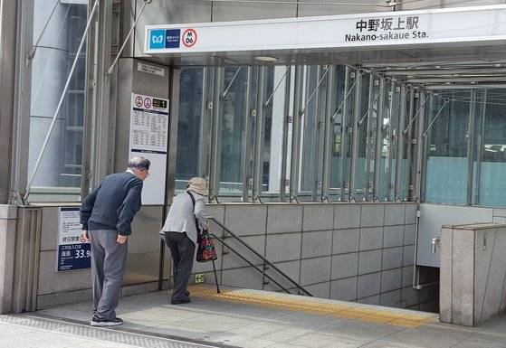 일본 도쿄 나카노구에서 노인들이 지하철을 타기 위해 계단 쪽으로 걸어가고 있다. [연합뉴스]