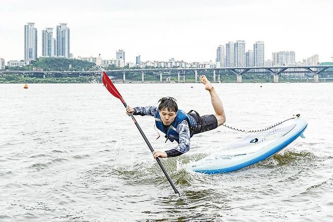 ‘서프(SUP)’는 ‘스탠드업 패들’의 약자다. 보드 위에 선 채로 노를 저어 나아가면 된다. 물론 균형 잡기가 쉽지만은 않다. <사진 : 윤관식 기자>