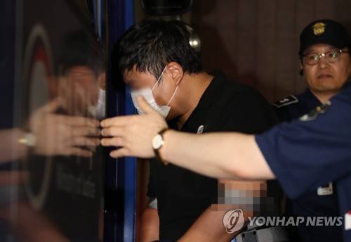 조사 마치고 구치소로 향하는 조국 장관 5촌 조카 (서울=연합뉴스) 김주성 기자 = 조국 법무부 장관 가족을 둘러싼 사모펀드 투자 의혹의 '몸통'인 조 장관의 5촌 조카인 조모씨가 16일 새벽 서울 서초동 서울중앙지검에서 조사를 받은 뒤 구치소로 향하는 호송차에 타고 있다. utzza@yna.co.kr
