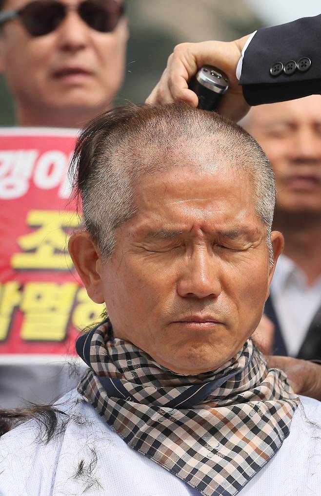 삭발하고 있는 김문수 전 경기지사. 연합뉴스