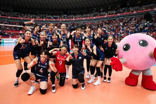 여자배구 대표팀 한국 여자배구 대표팀이 17일 일본 요코하마에서 열린 2019 국제배구연맹(FIVB) 월드컵 3차전 일본전에서 승리한 뒤 포즈를 취하고 있다. [국제배구연맹 홈페이지 캡처=연합뉴스]