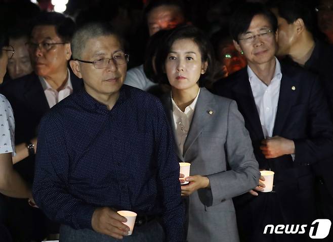 황교안 자유한국당대표, 나경원 원내대표, 의원들이 지난 16일 서울 청와대 분수대앞에서 조국 법무부 장관 임명에 반발하며 촛불의식을 하고 있다. 2019.9.16/뉴스1 © News1 김명섭 기자
