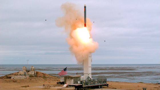 미 국방부가 공개한 8월 18일 신형 중거리 크루즈 미사일 시험 발사 장면. 미사일 아래 발사대가 이지스 어쇼어와 동일한 마크(MK) 41 이동식 발사대다.[AP=연합뉴스]