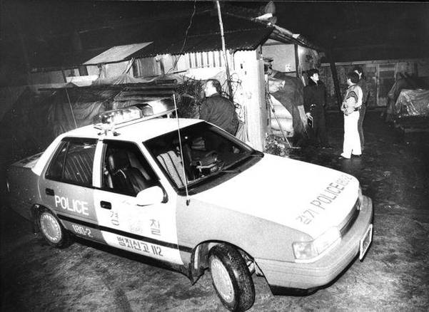 1990년 11월 9번째 살인사건이 발생한 화성군 태안읍 사건현장부근에서 탐문수사하는 경찰. /조선DB