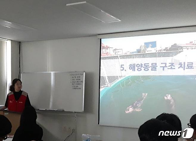 정지윤 롯데월드 아쿠아리움 팀장이 19일 해양생물 구조치료에 대해 설명하고 있다. © 뉴스1 최서윤 기자