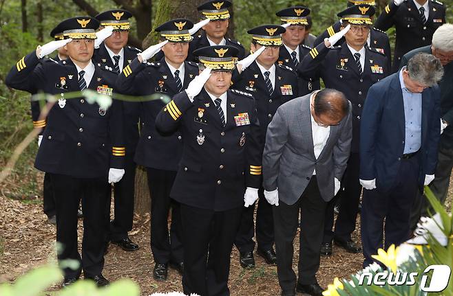 민갑룡 경찰청장이 20일 오후 대구 달서구 와룡산 세방골 개구리소년 유골 발견 현장을 찾아 희생자를 추모하며 경례하고 있다. 개구리소년 실종 암매장 사건은 1991년 3월26일 대구 달서구 성서초교에 다니던 우철원(당시 13세·6학년·1979년생) 군 등 5명의 어린이가 도롱뇽알을 찾으러 집 뒤편 와룡산에 올라갔다 실종된 사건이다. 이후 실종 11년 6개월 만인 2002년 9월26일 와룡산 세방골에서 모두 백골로 발견됐다. 사건 초기 아이들이 개구리를 잡으러 간다고 집을 나섰다는 진술이 나오며 ‘개구리소년’으로 불리게 됐다. 2006년 3월25일 공소시효가 완성됐고 영구미제 사건으로 남았다. 2019.9.20/뉴스1 © News1 공정식 기자