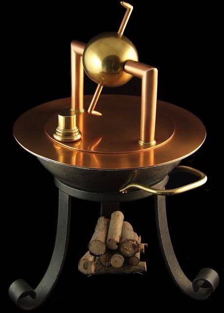 고대 그리스 수학자 헤론이 설계했다고 알려진 ‘아에올리스의 공’ 복원품. 하단의 장작을 태우면 그 열기로 데워진 윗부분 금속공 속의 물이 증발하면서 수증기를 ‘ㄱ’자 모양의 관으로 고속 분출해 금속공을 아래 사진과 같이 회전시킨다. 캐나다의 미니어처 엔진 제작자 존 벤틀리가 설계도대로 재현했다.  /사진제공=모델엔진인포