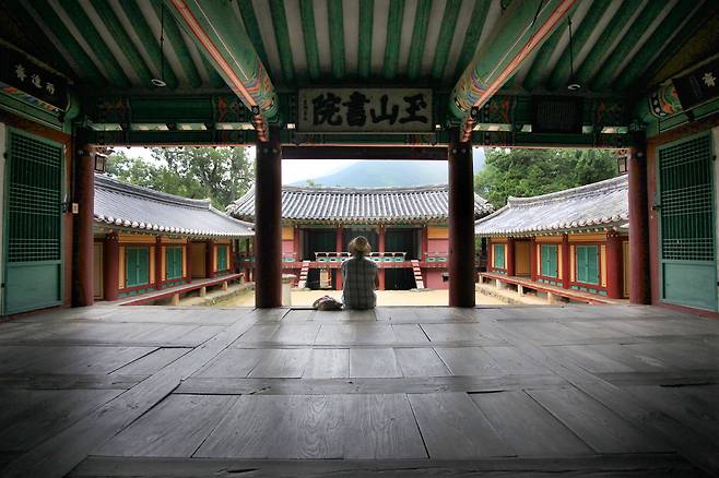 경주 옥산서원 구인당 대청에서 자옥산 능선이 한눈에 들어온다. 관광공사 제공