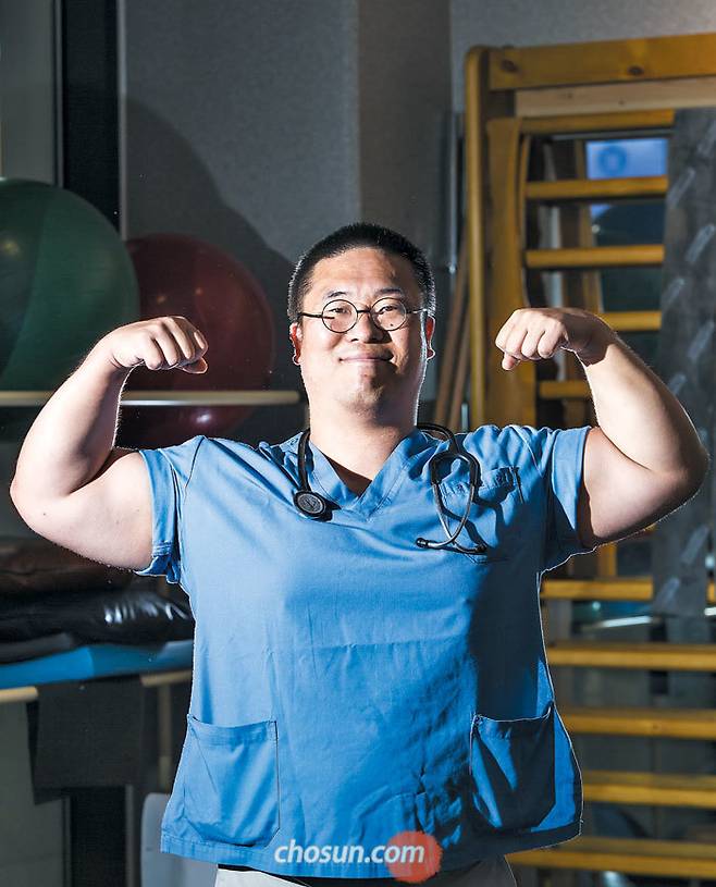 의사인가 보디빌더인가. 김원걸 원장이 서울 성동구 자세본재활의학과 운동치료실에서 알통을 드러냈다. 국내 최초 보디빌더 선수 출신 재활의학과 전문의인 그는 “운동과 공부는 노력한 만큼 정직하게 결과가 나온다”고 말했다./김종연 영상미디어 기자