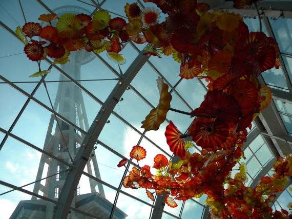 치훌리 가든의 '글래스 하우스'에서 보이는 시애틀의 상징 '스페이스 니들.' 사진=윤재준기자