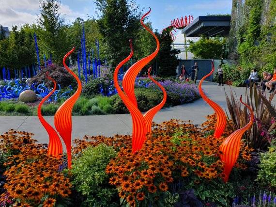 정원의 꽃과 어울리는 치훌리의 유리 공예 작품들. 사진=윤재준기자