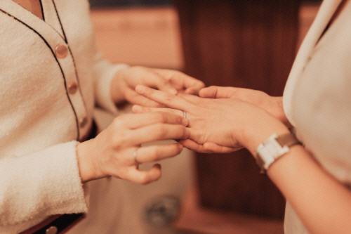 김규진씨 부부가 뉴욕에서 혼인신고를 마치고 올린 서약식에서 반지를 교환하고 있다. 뉴욕은 결혼허가증을 발급받은 후 24시간 이내에 서약식을 해야 한다. 김규진씨 제공