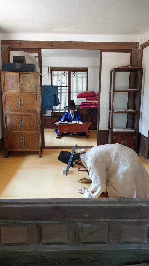 청령포 본채에 재현해놓은 단종 유배생활 모습