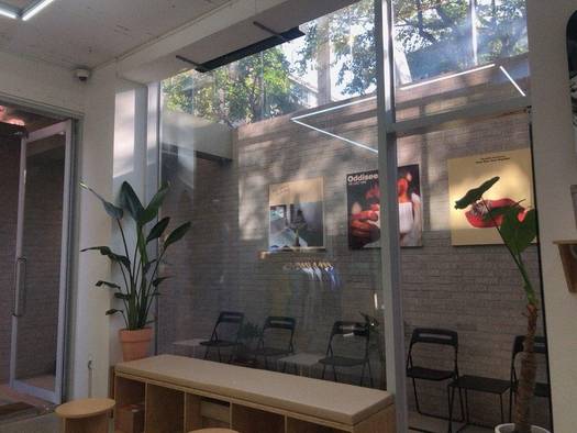 마포구 연남동 주택가에 위치한 반지하층 레코드숍 겸 카페 내부. /권유정 인턴기자