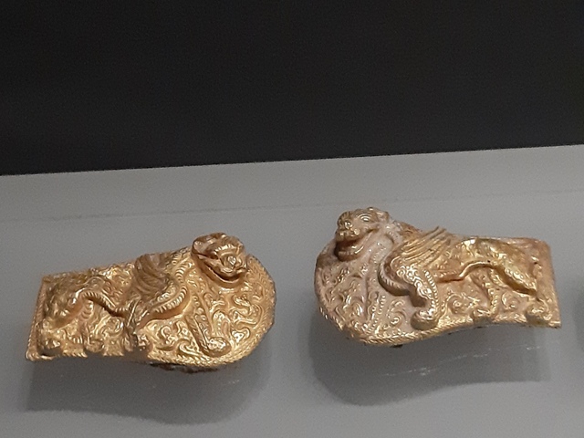 네이멍구박물관에서 전시 중인 호랑이 모양의 버클 장식. 한반도 청동기, 철기 문화 유물들과 양식적으로 직결돼 주목되는 금공예품이다.