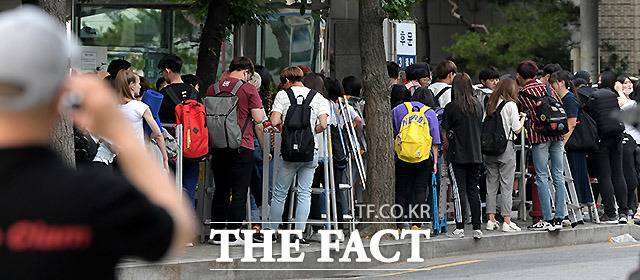 'KBS 뮤직뱅크' 리허설을 찾은 '찍덕'들이 사진관련 장비를 들고 줄을 서있다.