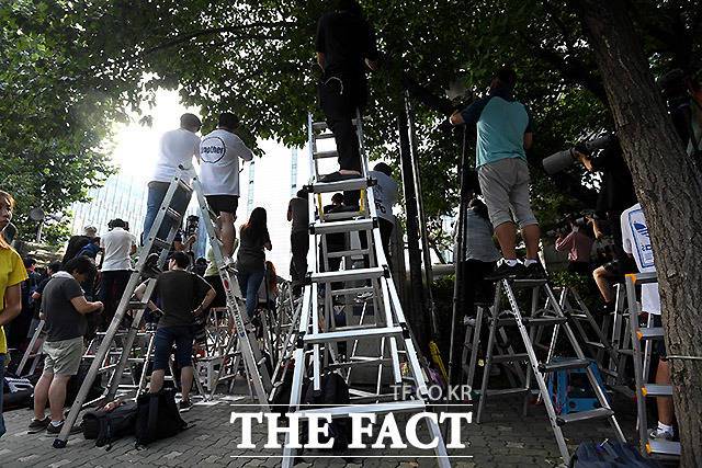 남성들의 경우 더 큰 사다리까지 공수하기도 한다.