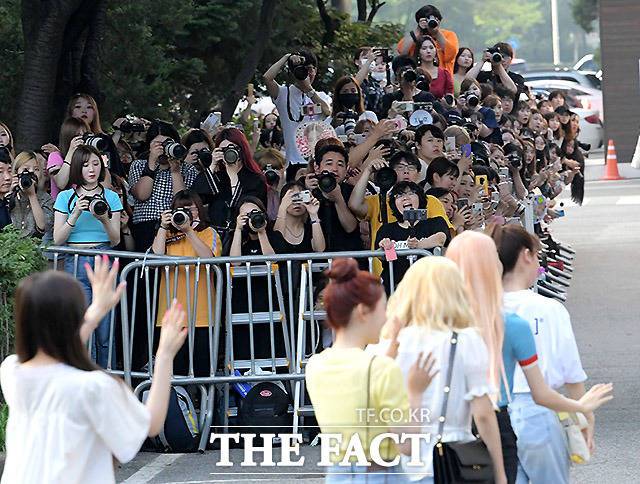 '찍덕'은 애정 가득한 한 컷의 사진을 위해 전문가들이 사용하는 고가의 장비 구매도 서슴지 않는다.
