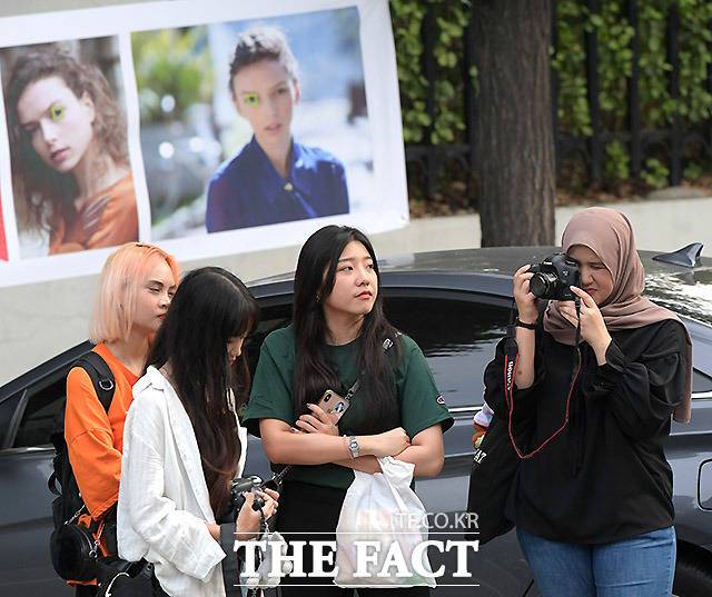 외국인 팬들도 이곳에 올때 DSLR 카메라는 필수다. 연예인들이 오기 전 카메라 테스트를 하는 한 동남아 여성팬.