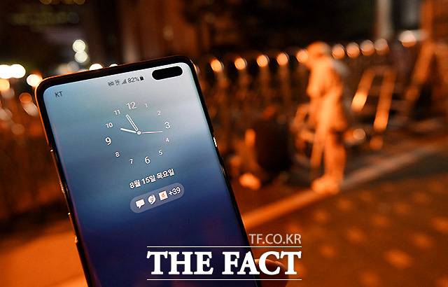 지난달 15일 밤 10시 'KBS 뮤직뱅크' 리허설을 찾은 '찍덕'들이 미리 자리를 잡고 있다.