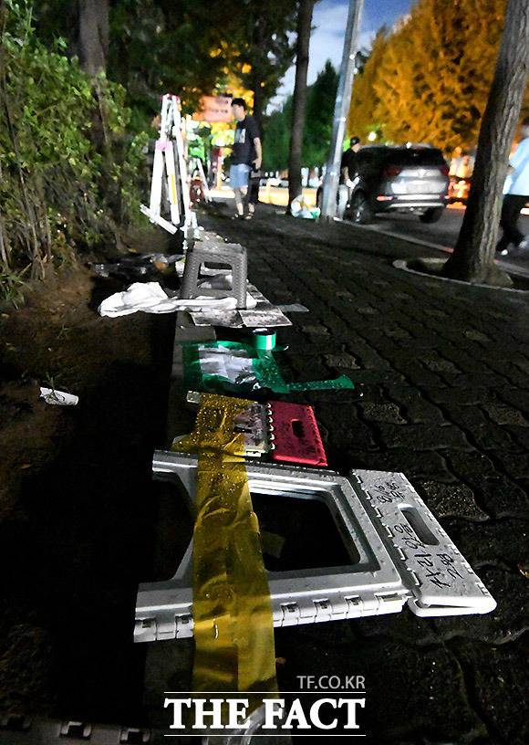 테이프를 붙여 자신의 자리를 표시하고 있다.