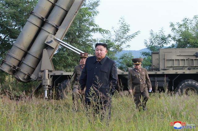 북한 김정은 국무위원장이 10일 초대형 방사포 시험사격을 현지 지도했다고 조선중앙통신이 11일 보도했다. 조선중앙통신 연합뉴스