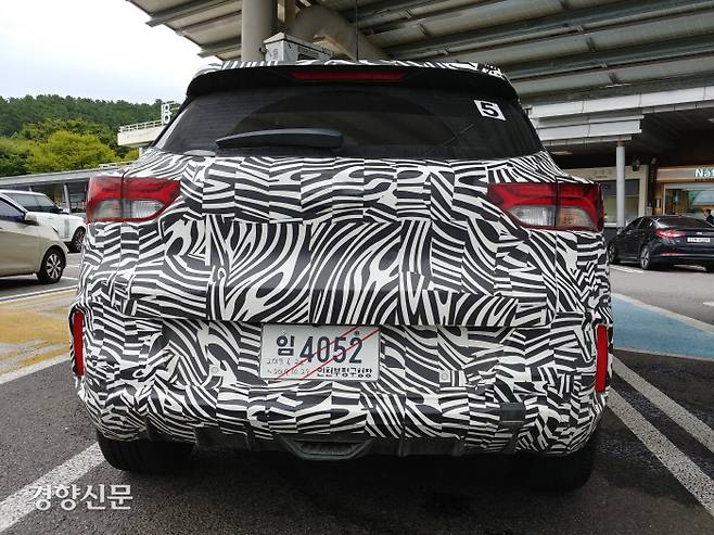 트레일블레이저 뒷면. 테일램프 평면이 과거 현대차 쏘나타 뉴라이즈의 테일램프를 떠올리게 한다.