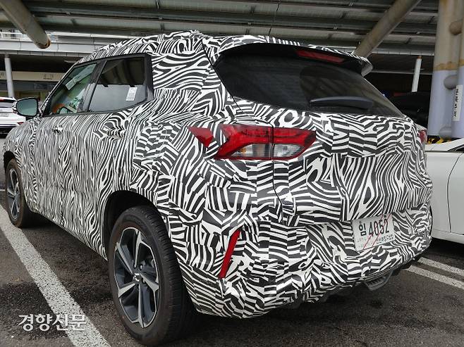 트레일블레이저 후측면. 타이어는 한국타이어 중상급 모델인 ‘키너지’ 225/55/R18/ 98H  사이즈가 끼워졌다. 18인치 휠을 사용한다.