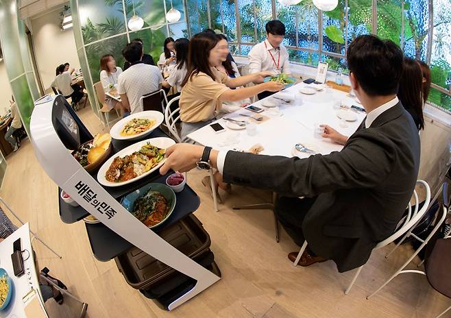 ⓒ시사IN 조남진배달의 민족 로봇 서빙 식당 ‘메리고키친’에서 로봇이 주문한 음식을 서빙하고 있다.