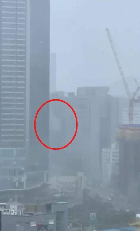 상층부서 한꺼번에 떨어지는 빗물 [독자제공, 재판매 및 DB금지]