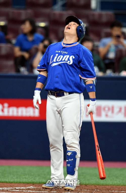 2019 KBO리그 키움 히어로즈와 삼성 라이온즈의 경기가 6일 고척 스카이돔에서 열렸다.삼성 이원석이 2회초 무사1루 노리던 볼을 흘러 보낸 후 아쉬워하고 있다. 2019. 9. 6.고척 | 최승섭기자 thunder@sportsseoul.com