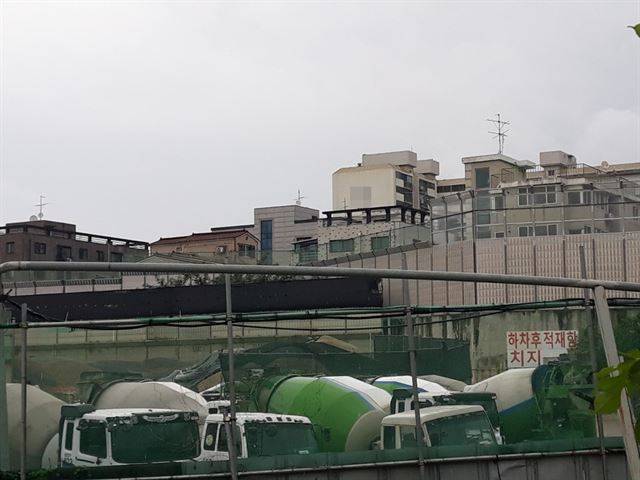 경기 화성시 진안동의 이춘재씨 집터는 레미콘 공장 울타리에 막혀 접근할 수 없는 상태다. 화성=손성원 기자