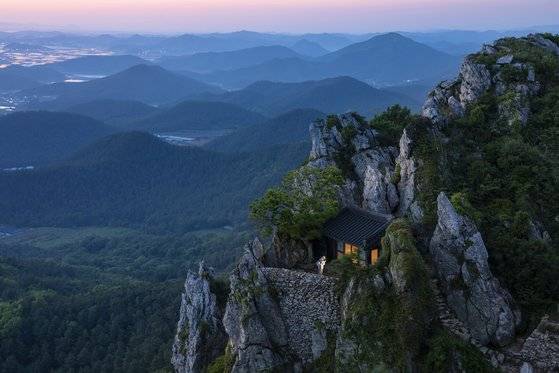 대상(대통령상) 수상작 '기원'(최수정). 해남 땅끝마을 달마산(489m) 도솔암을 담은 사진이다. 도솔암은 해남 미황사 12 암자 중 하나로, 해돋이‧해넘이가 아름다운 곳으로도 유명하다. [사진 한국관광공사]