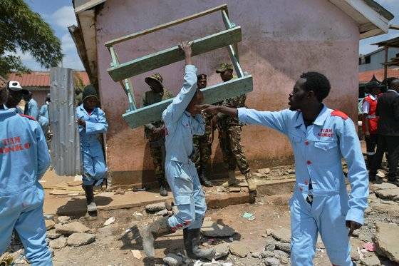 23일 케냐 나이로비 학교붕괴 사고현장에서 구조대원들이 잔해를 치우고 있다.[AP=연합뉴스]