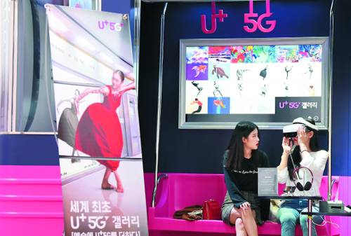 공덕역 환승통로에 설치된 팝업 갤러리에서 시민들이 스마트폰과 VR기기 등을 이용해 전시된 현대미술 작품을 보고 있다.