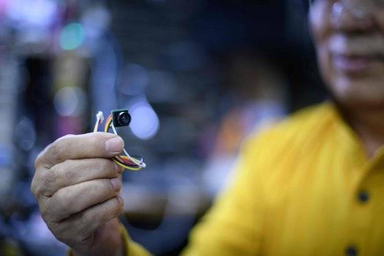 몰카 등에 쓰이는 소형 카메라의 모습.[AFP=연합뉴스]