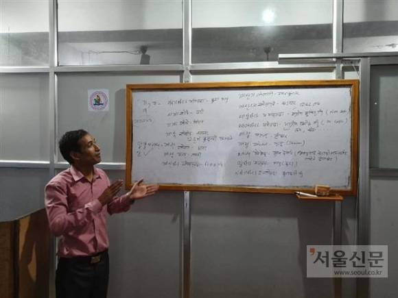 포카라의 한국어 학원의 원장이자 한국어 강사인 슈만 타파가 강의실에서 서울신문 기자에게 한국어 수업 방식을 소개하고 있다.카트만두 기민도 기자 key5088@seoul.co.kr 포카라의 한국어 학원의 원장이자 한국어 강사인 슈만 타파가 강의실에서 서울신문 기자에게 한국어 수업 방식을 소개하고 있다.카트만두 기민도 기자 key5088@seoul.co.kr