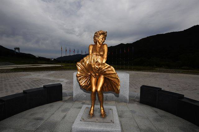 [인제 메릴린 먼로상 5,500만원] 황량한 강원 인제군 소양강 둔치에 설치된 메릴린 먼로상의 19일 모습.